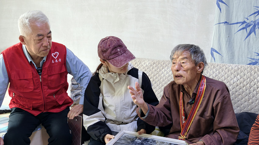 草原蓝哈达协会关工委“清明踏春慰老兵 红色薪火代代传”活动照片2_副本.jpg