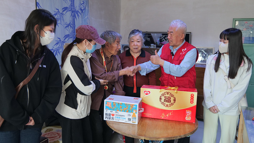 草原蓝哈达协会关工委“清明踏春慰老兵 红色薪火代代传”活动照片5_副本.jpg