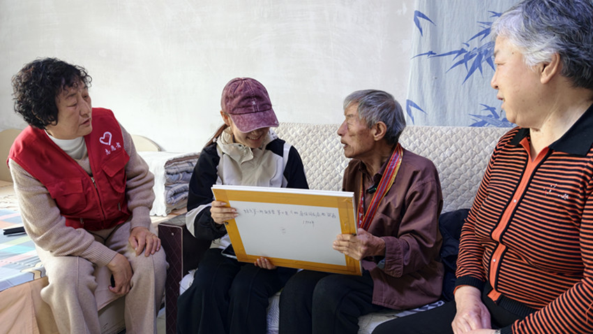 草原蓝哈达协会关工委“清明踏春慰老兵 红色薪火代代传”活动照片1_副本.jpg
