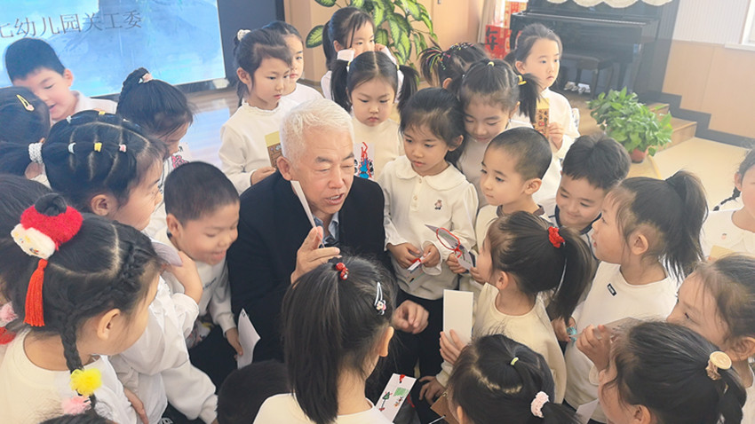 第七幼儿园、草原蓝哈达协会关工委“清明承文脉，童心传哀思”“五老”进校园活动照片6_副本.jpg