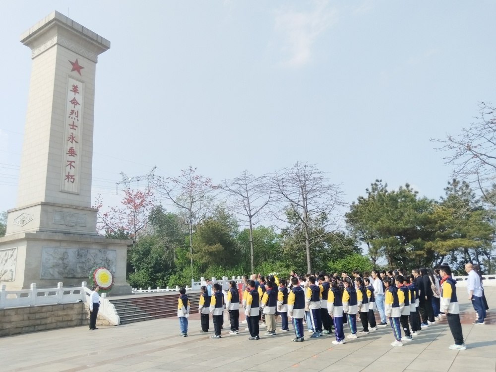 1774946052990137.jpg 烈士陵园清明祭扫合影.jpg