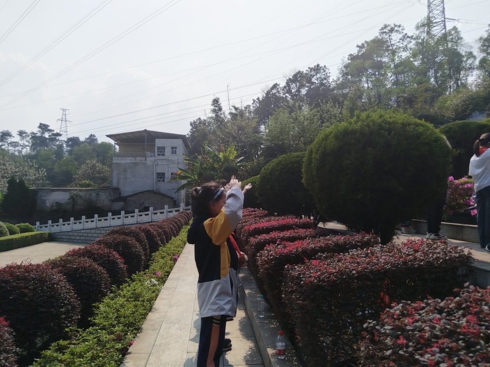 1774946065360393.jpg 学生向革命先烈致敬.jpg