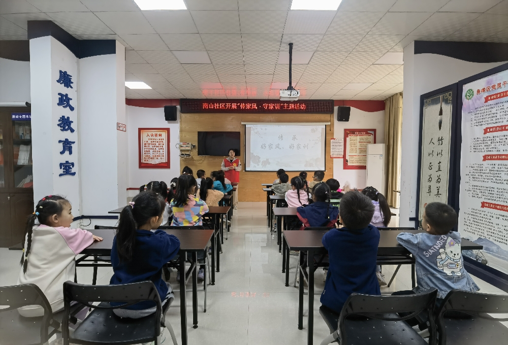 1-志愿者在给小朋友普及弘扬家风知识.jpg