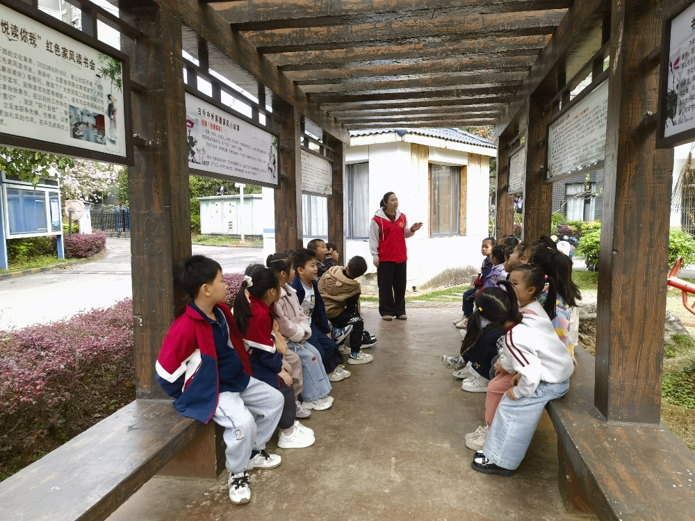 3-志愿者带领小朋友学习家风小故事.jpg