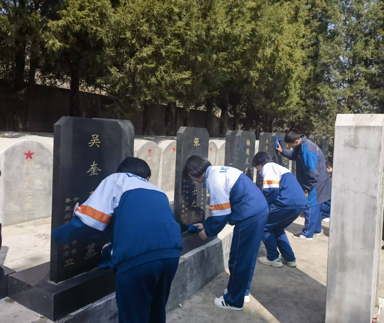 孩子们为烈士擦拭墓碑.jpg