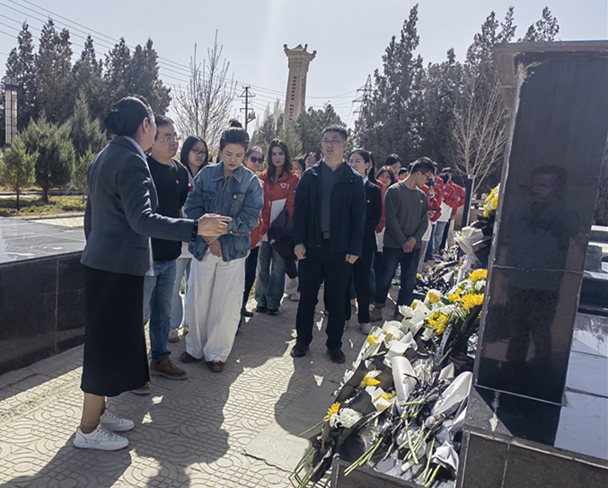 “五老”讲述英雄事迹.jpg