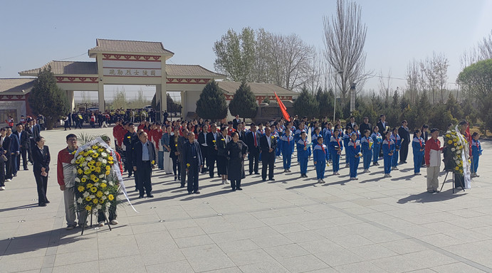 开展清明节祭扫活动.jpg