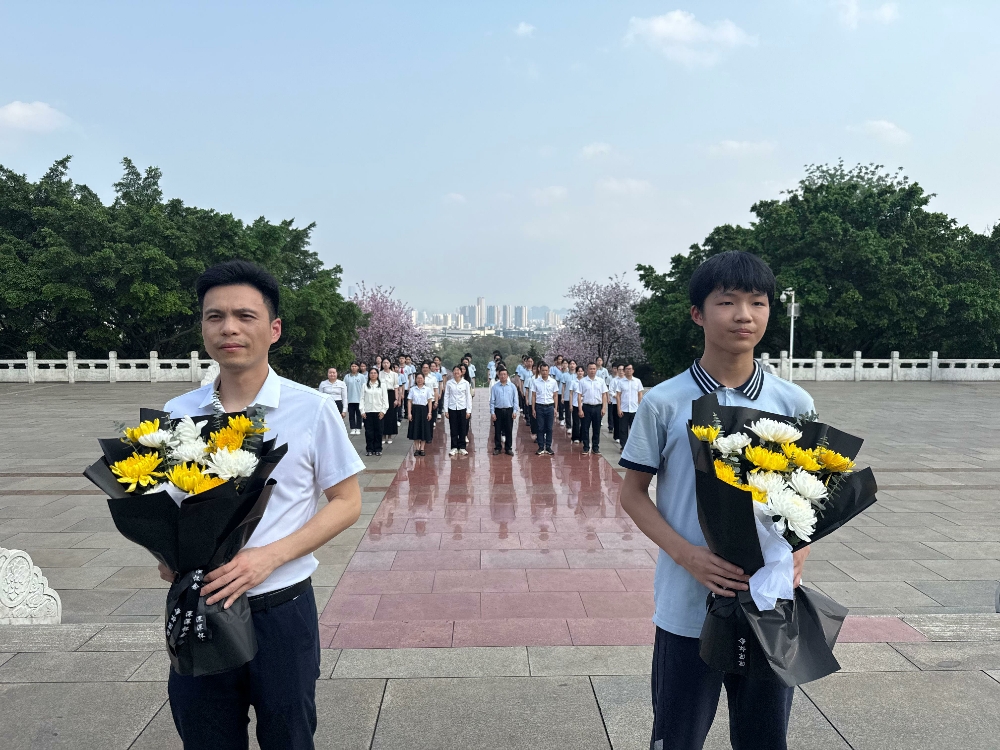 4月1日，广西壮族自治区柳州市鱼峰区天湖社区关工小组联合学校开展“缅怀革命先烈 传承红色精神”清明祭扫活动 (2).jpg