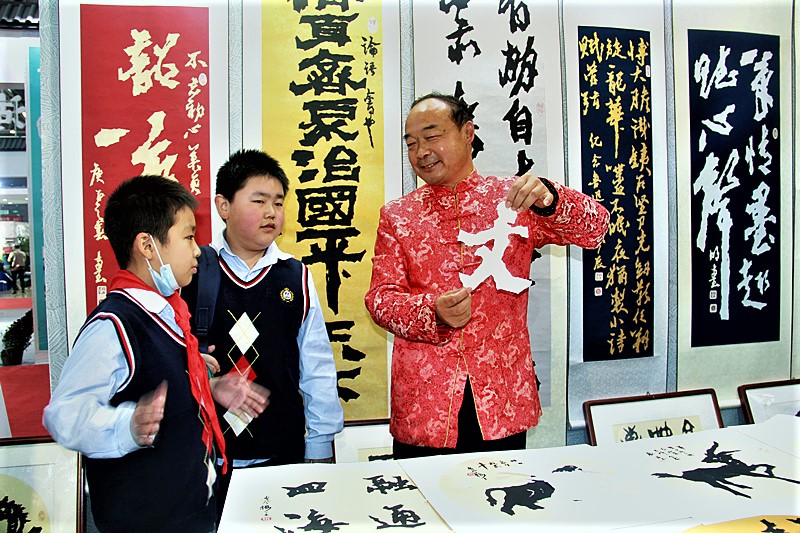 “五老”春假传非遗.JPG