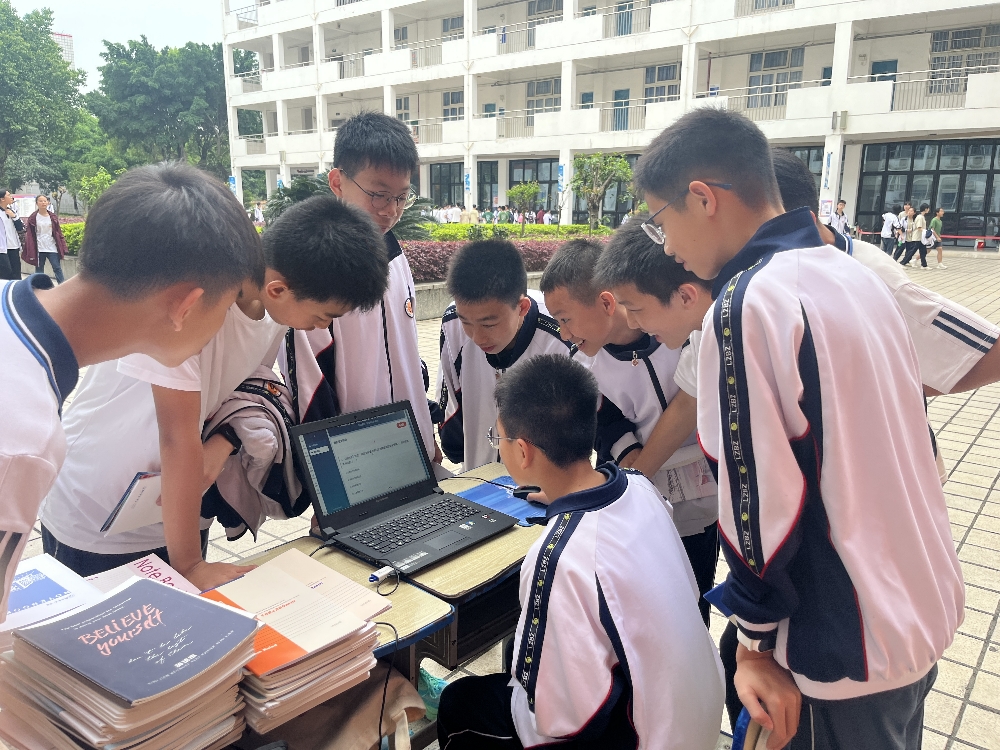 同学们正在参加线上答题.jpg