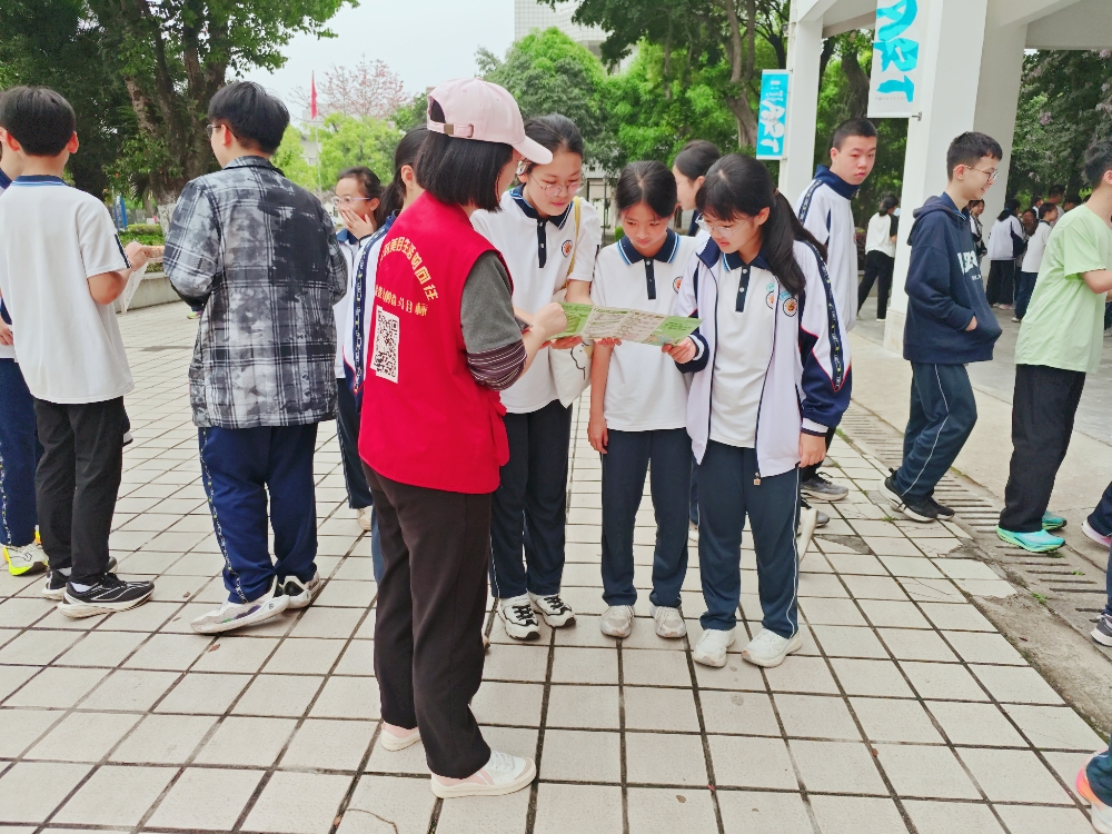 志愿者们正在开展垃圾分类宣传 (2).jpg