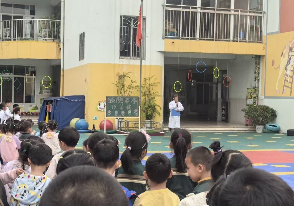 4月7日上午，广西壮族自治区柳州市鱼峰区天湖社区关工小组联合幼儿园，开展“健康‘童’行 预防先行”春季传染病预防宣传活动2.jpg