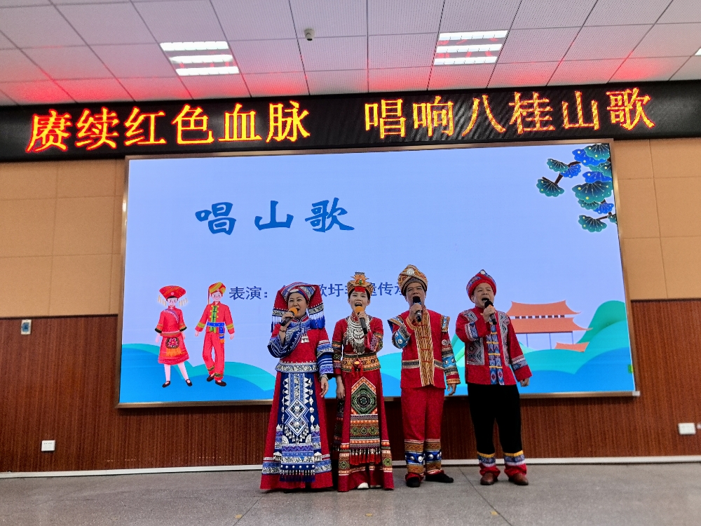 鱼峰歌圩非遗传承人用山歌唱响爱国情怀.jpg