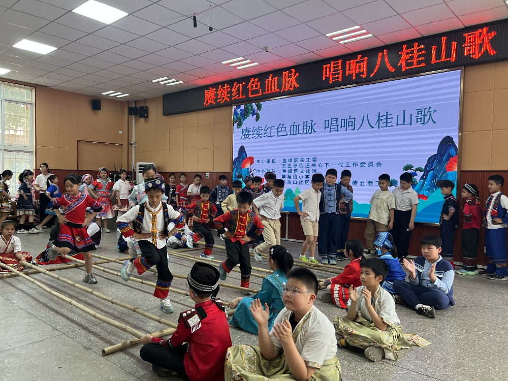 青少年表演竹竿舞.jpg