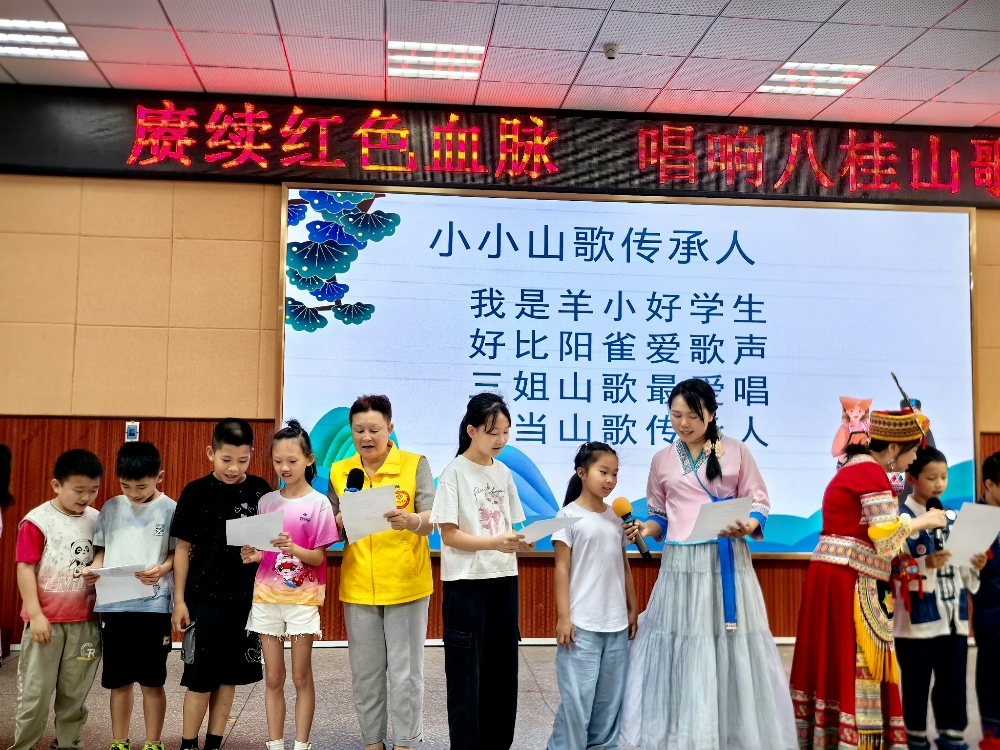 “五老”工作室负责人陆连芳现场教学，传唱山歌.jpg