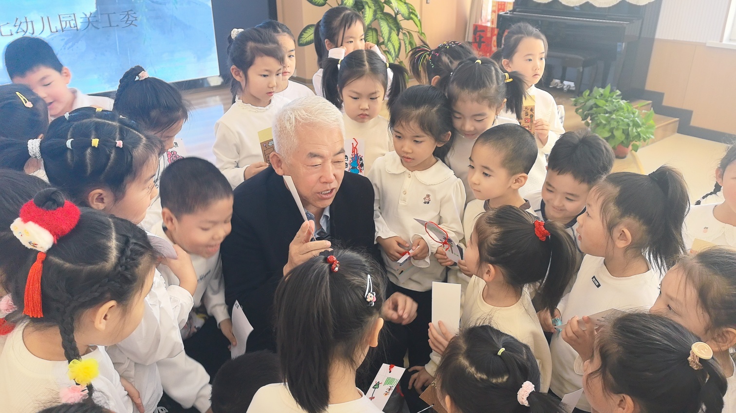 蓝哈达协会关工委编创法治三字经让法治种子在少年心中生根活动照片1_副本.jpg