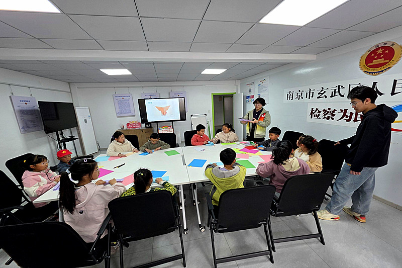 玄武湖街道仙居雅苑社区关工委开展“巧手折纸绽童趣，创意飞扬润童心”少儿手工活动(2).jpg