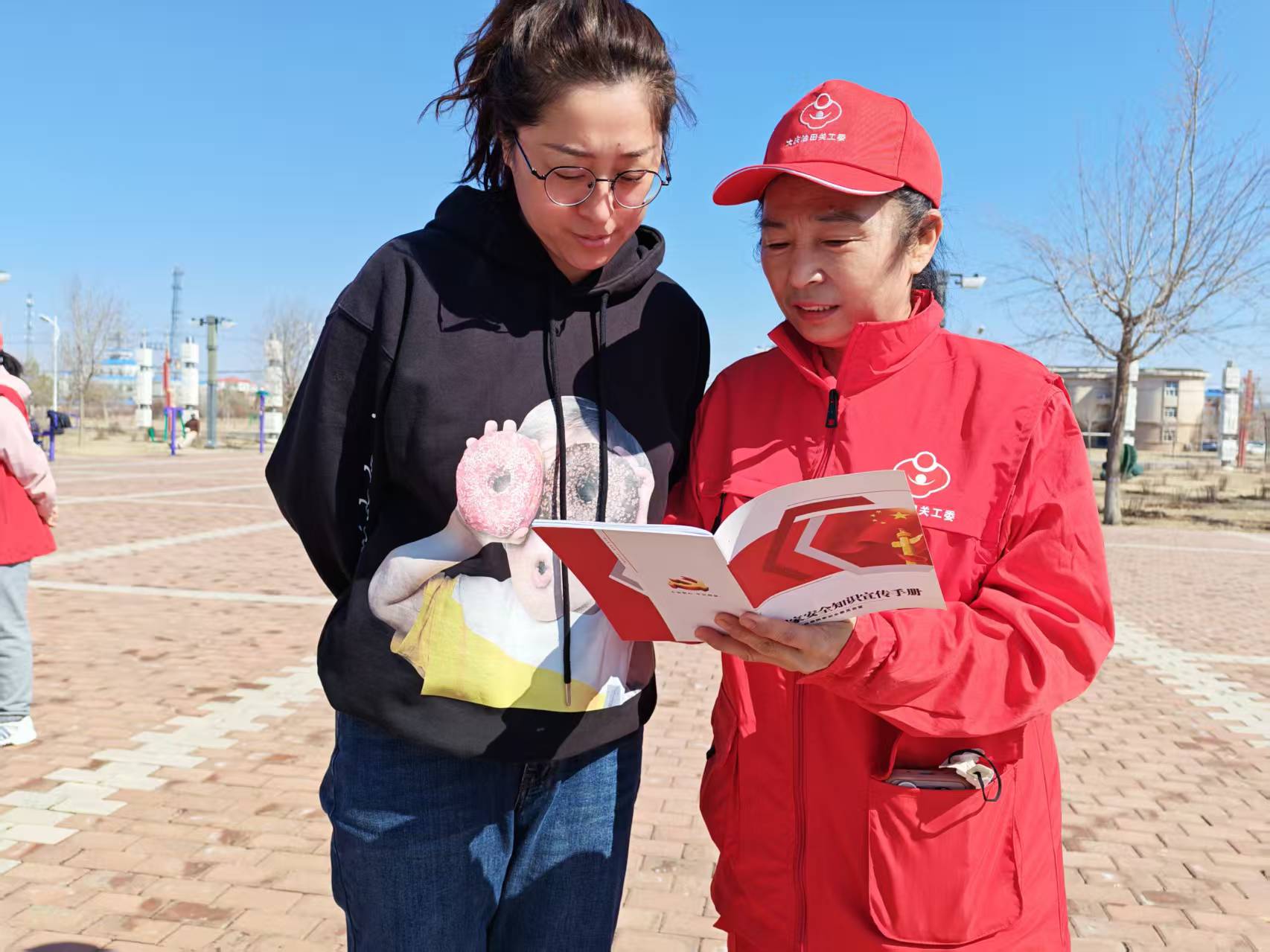 大庆市红岗区杏南街道红杏社区多方联动开展“国家安全·你我共守”主题宣传活动 (1).jpg