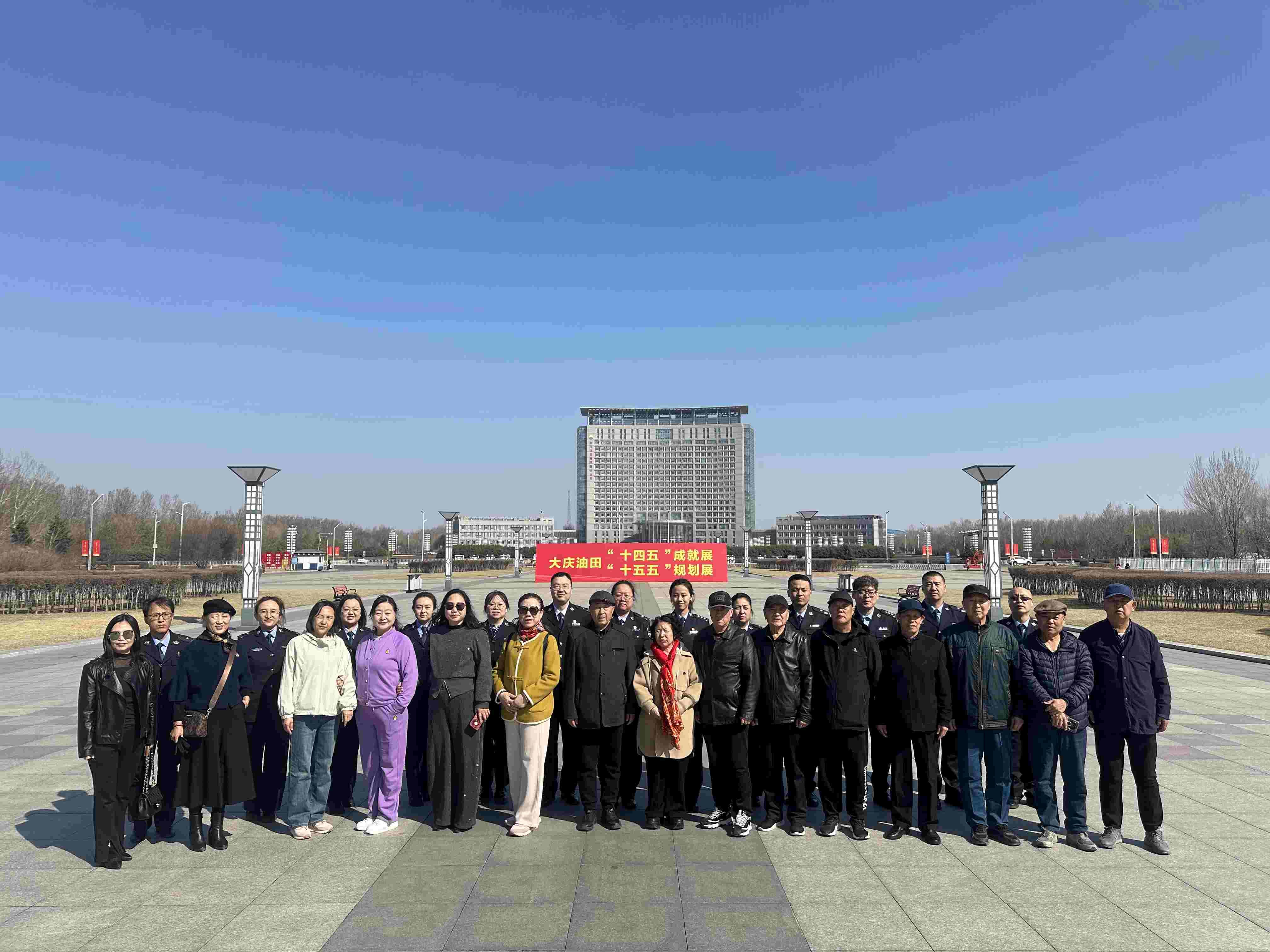 图二 “五老”代表与青工在油田科技馆合影.jpg