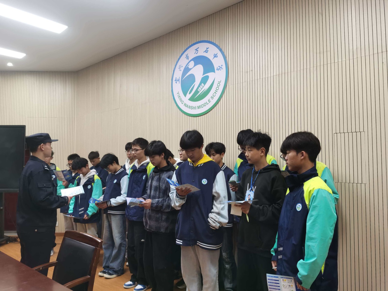 民警与学生互动.jpg