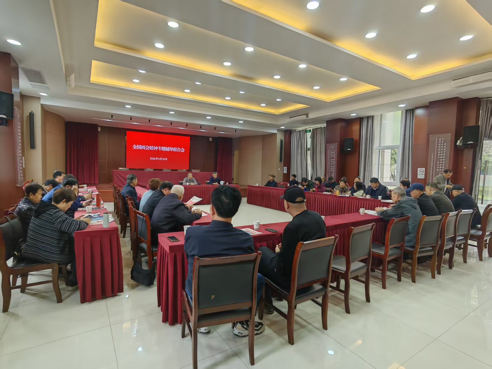 万石镇机关退休干部党总支举行全国两会精神专题报告会.jpg