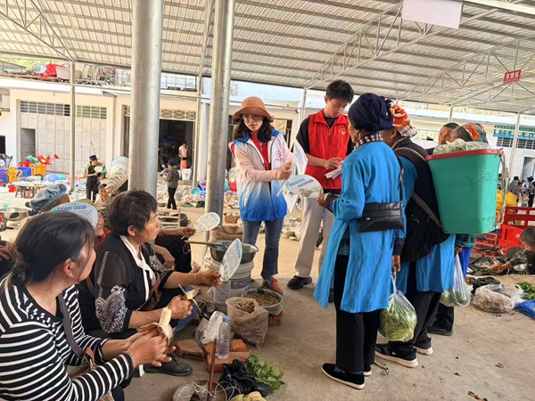 发放移风易俗团扇.jpg