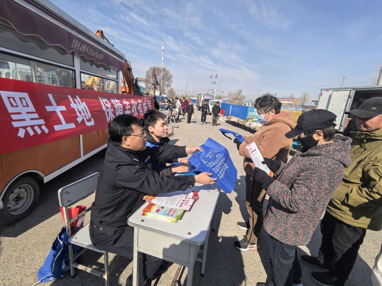 1778207800403895.jpg 大庆市红岗区杏树岗镇司法所关爱工作站、镇综治中心等部门,联合金山堡村关工小组开展多主题普法宣传活动.jpg