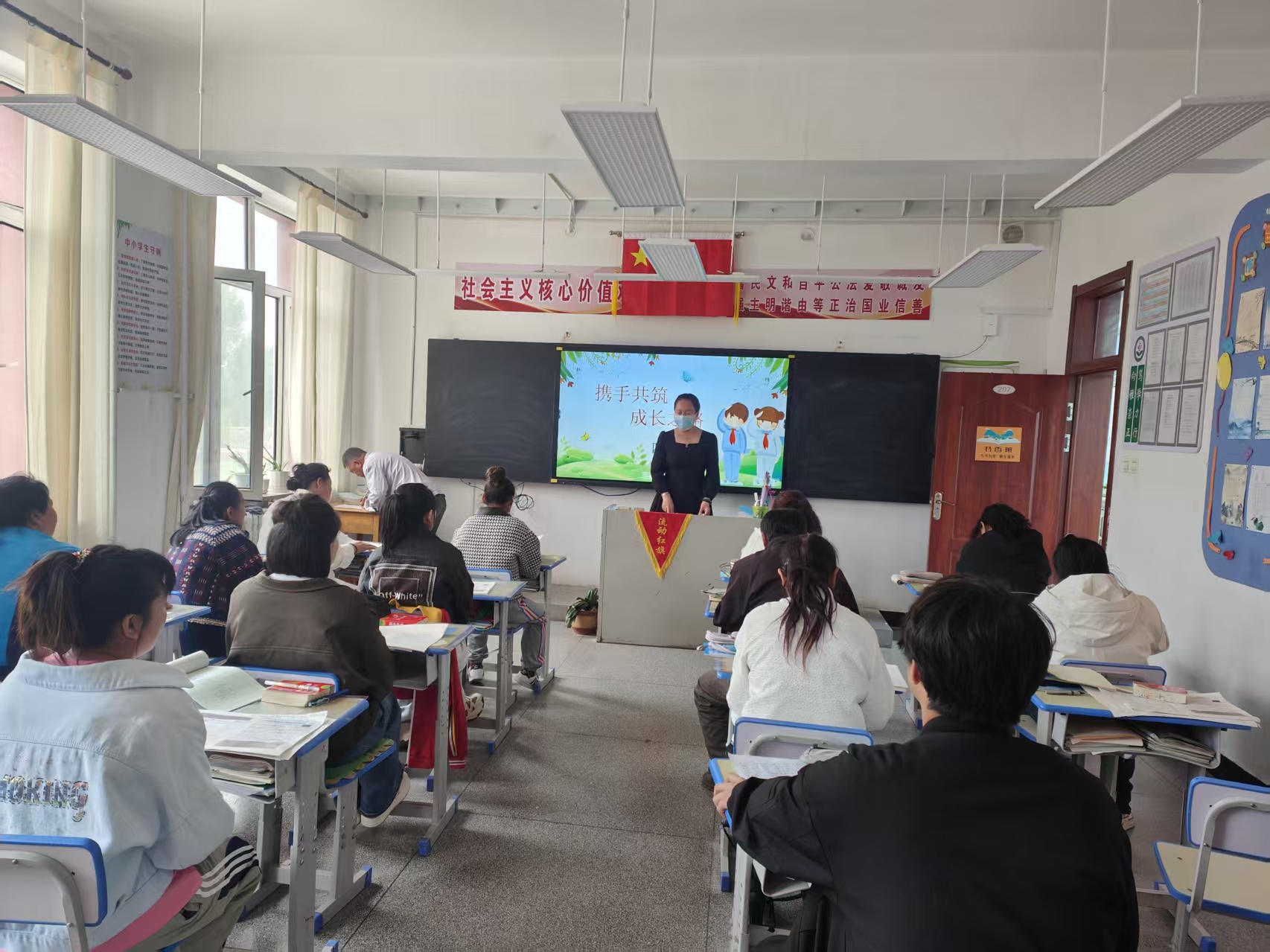 马蹄营子学校“同心共育，逐梦远航 ”家长会照片8.jpg