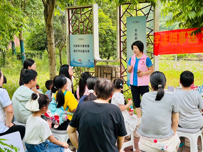 江陵街道叶泽湖村：学法明事理 巧手探科学.jpg