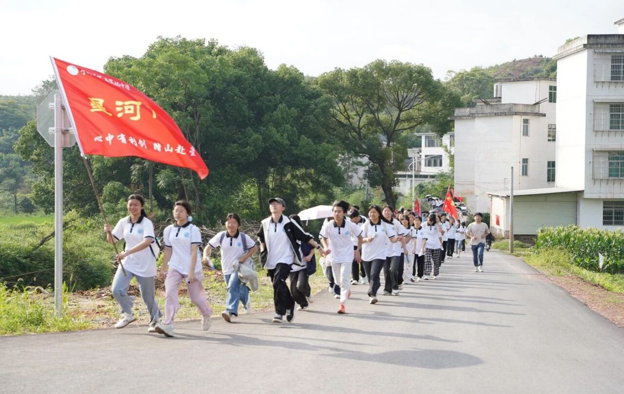 1779869576216241.jpg 学生们激情出发.jpg