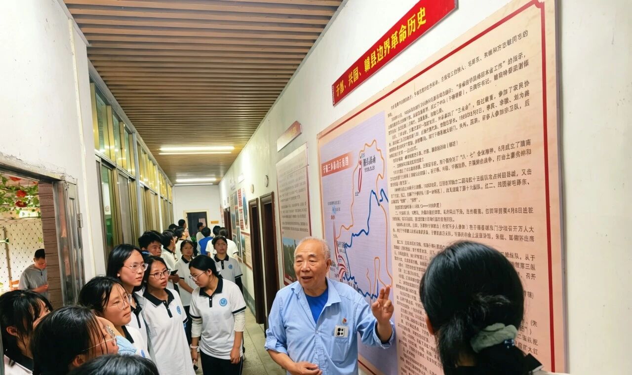 1779869607151241.jpg “五老”宣讲员讲解红色历史.jpg
