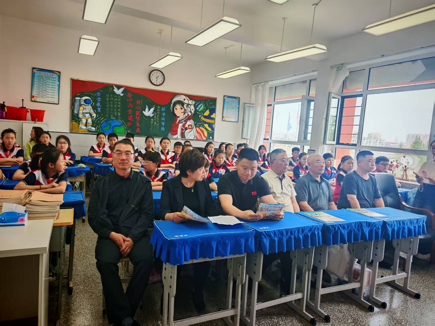 领导与学生.jpg