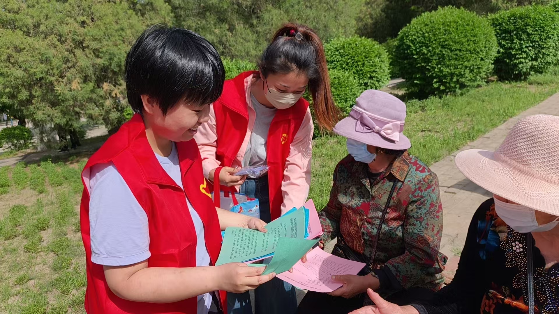 西城街道紫辰社区关工委”银龄聚力·石榴花开“民族团结宣传活动照片2.jpg
