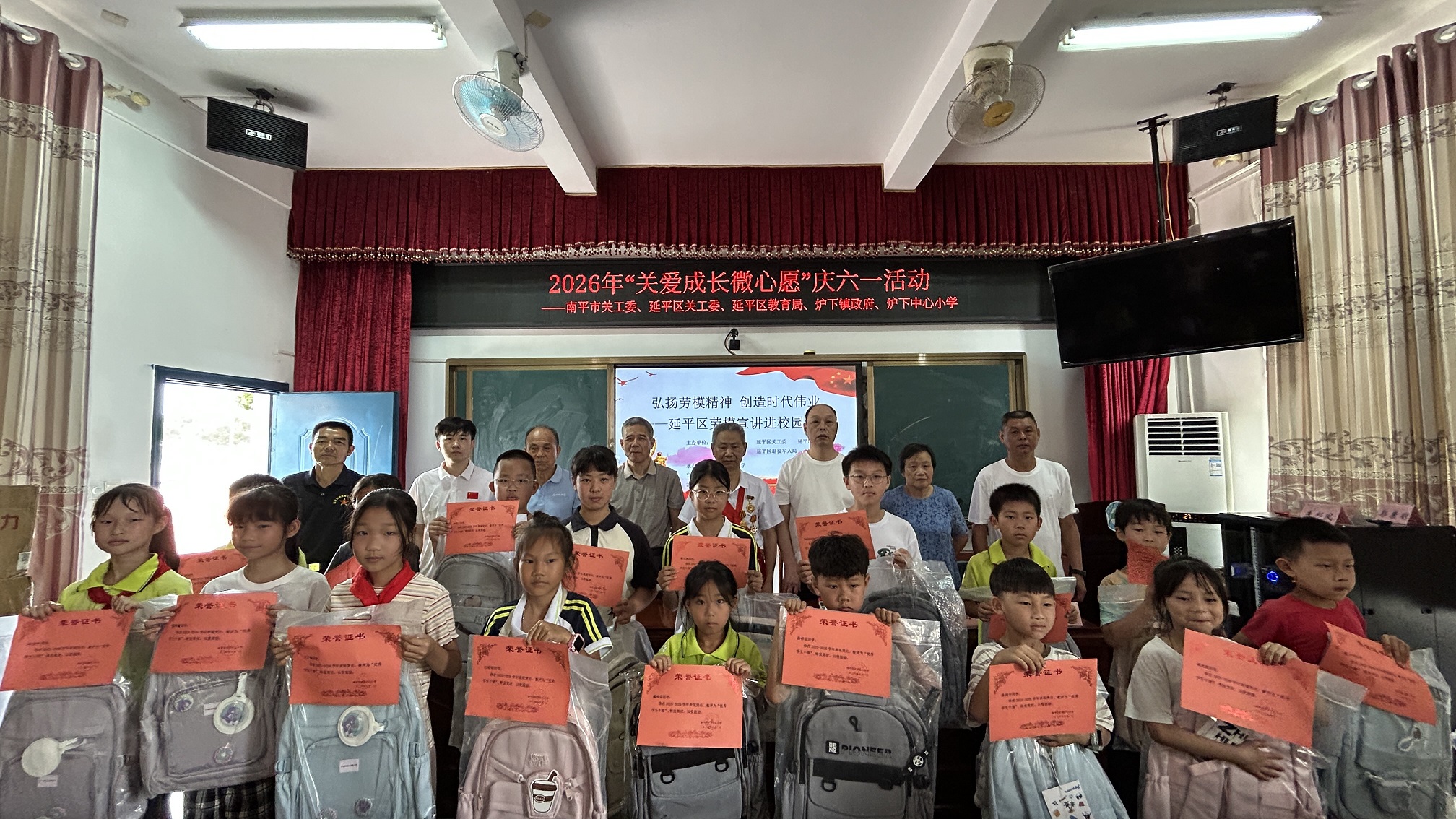 1780018949847282.jpg “关爱成长微心愿”活动现场图2.jpg