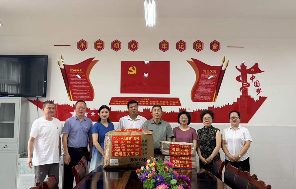 邓主任柳嘉慰问图片（小）.jpg