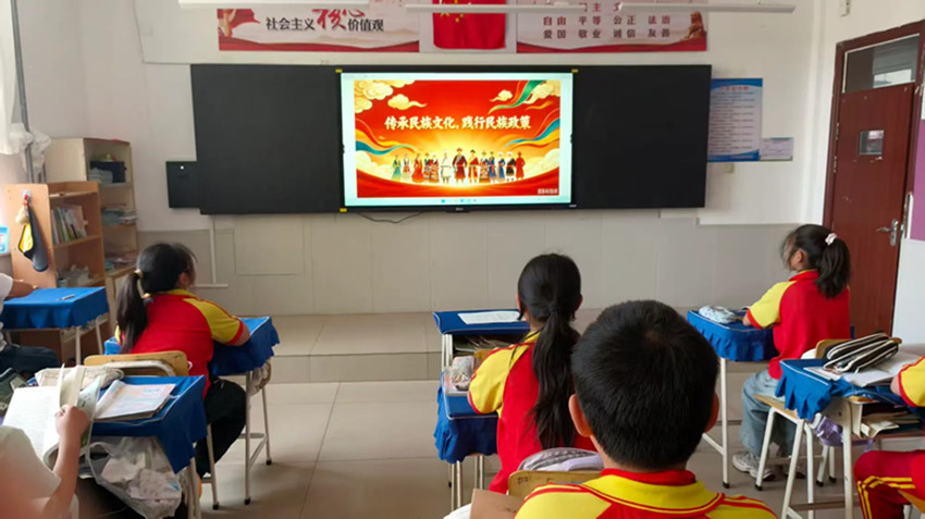 元矿小学“护航民族团结成长，厚植少年家国情怀”五月宣传月活动照片2_副本.jpg