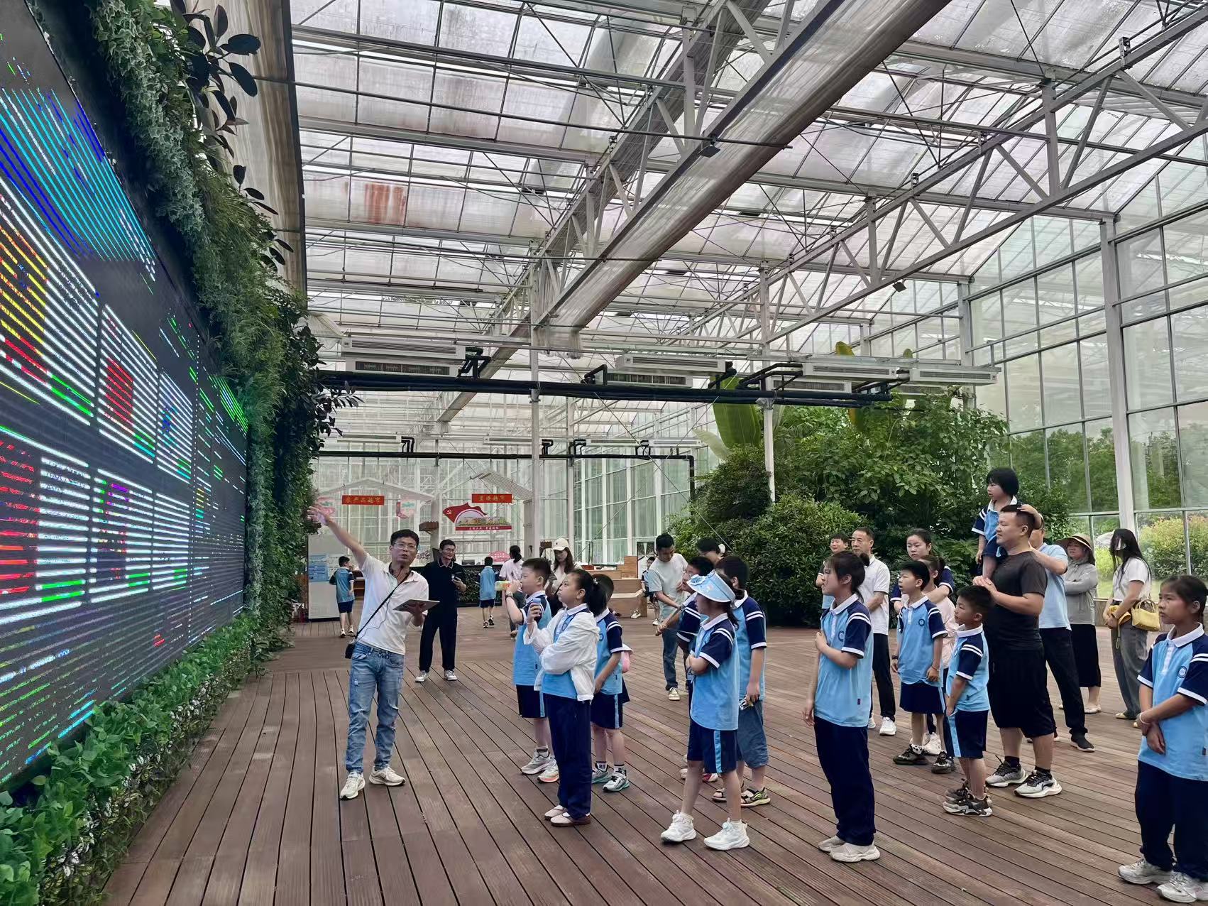 参观各类现代农业科技成果.jpg