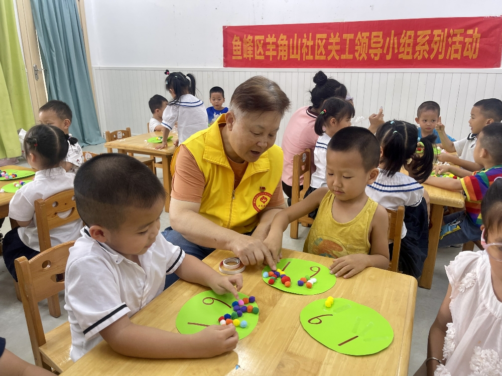 1780302142851019.jpg “五老”志愿者耐心指导.jpg