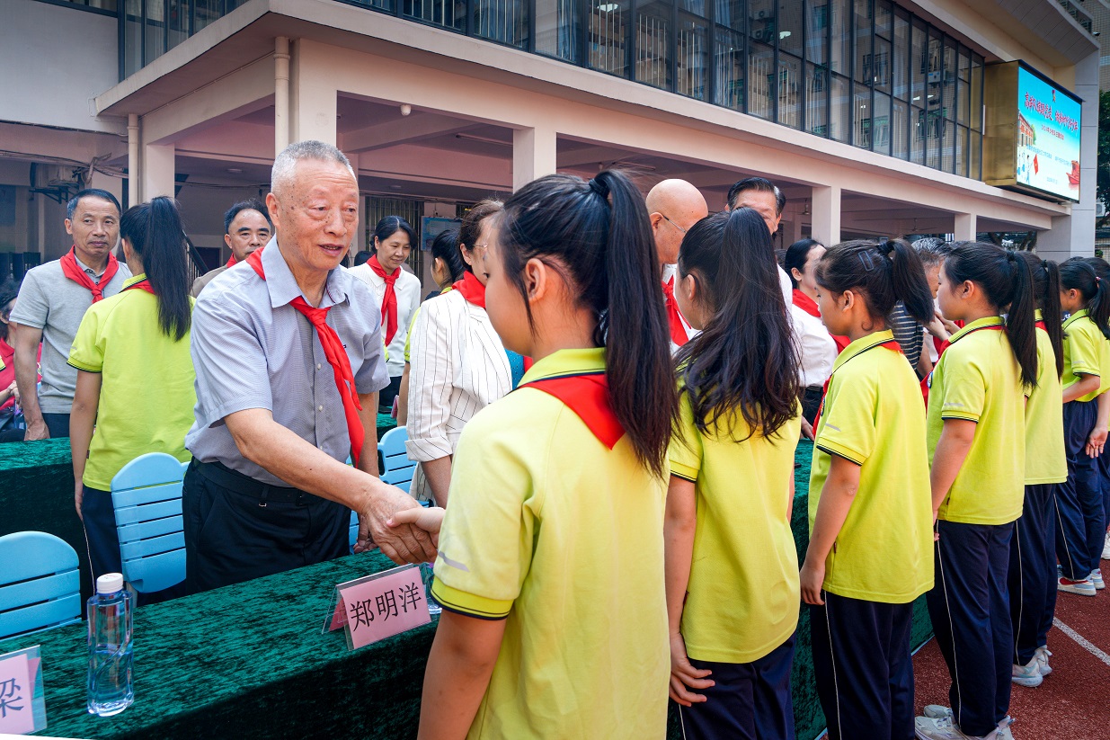 1780302353589620.jpg 学生给领导系红领巾.jpg