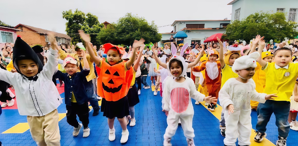5月29日，广西壮族自治区柳州市鱼峰区天湖社区关工小组联合幼儿园，温情开展“萌趣总动员·运动乐无穷”六一亲子主题活动3.jpg