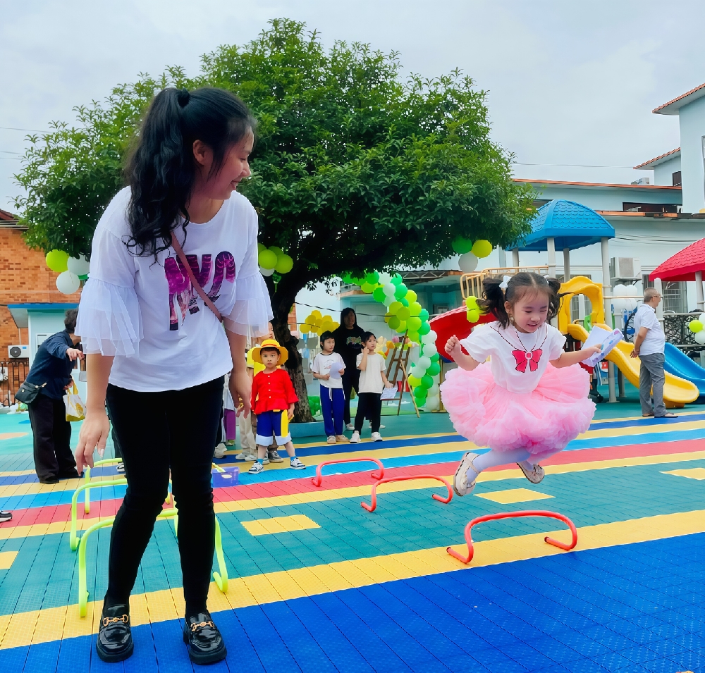 5月29日，广西壮族自治区柳州市鱼峰区天湖社区关工小组联合幼儿园，温情开展“萌趣总动员·运动乐无穷”六一亲子主题活动4.jpg