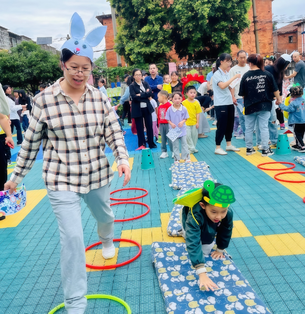 5月29日，广西壮族自治区柳州市鱼峰区天湖社区关工小组联合幼儿园，温情开展“萌趣总动员·运动乐无穷”六一亲子主题活动5.jpg