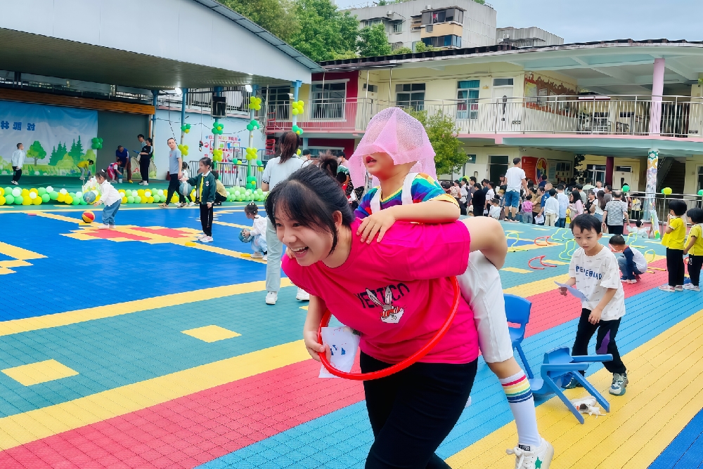 5月29日，广西壮族自治区柳州市鱼峰区天湖社区关工小组联合幼儿园，温情开展“萌趣总动员·运动乐无穷”六一亲子主题活动1.jpg