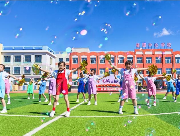 炫彩青春 艺韵飞扬——拜泉县建国中心学校关工领导小组举办第六届校园艺术节暨春季运动会3.jpg