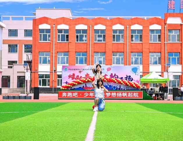 炫彩青春 艺韵飞扬——拜泉县建国中心学校关工领导小组举办第六届校园艺术节暨春季运动会4.jpg