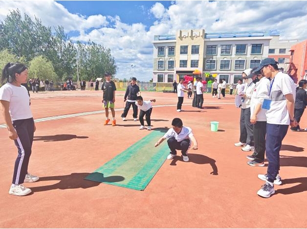 炫彩青春 艺韵飞扬——拜泉县建国中心学校关工领导小组举办第六届校园艺术节暨春季运动会11.jpg