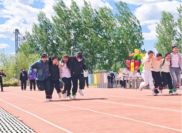 炫彩青春 艺韵飞扬——拜泉县建国中心学校关工领导小组举办第六届校园艺术节暨春季运动会12.jpg