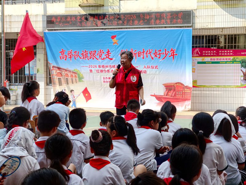 曾宪真奶奶为孩子们讲清廉故事_副本.jpg