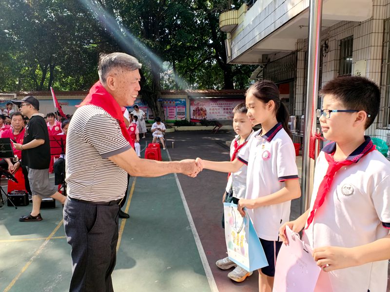 万秀区关工委卢坚雄主任为少先队员代表送上六一慰问品_副本.jpg