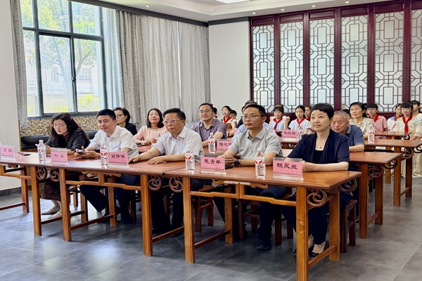 吴江开发区关工委走访慰问优秀学子2.jpg